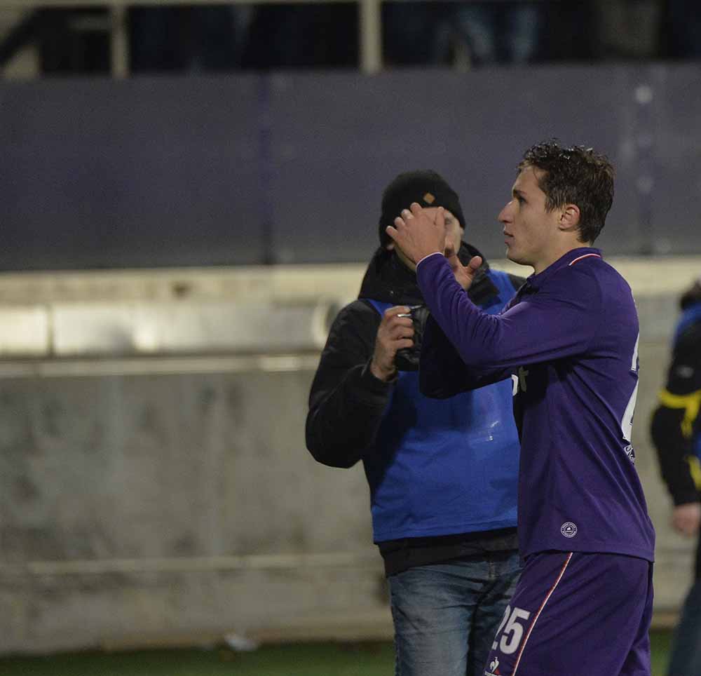 Federico Chiesa firma il rinnovo con i viola fino al 2021