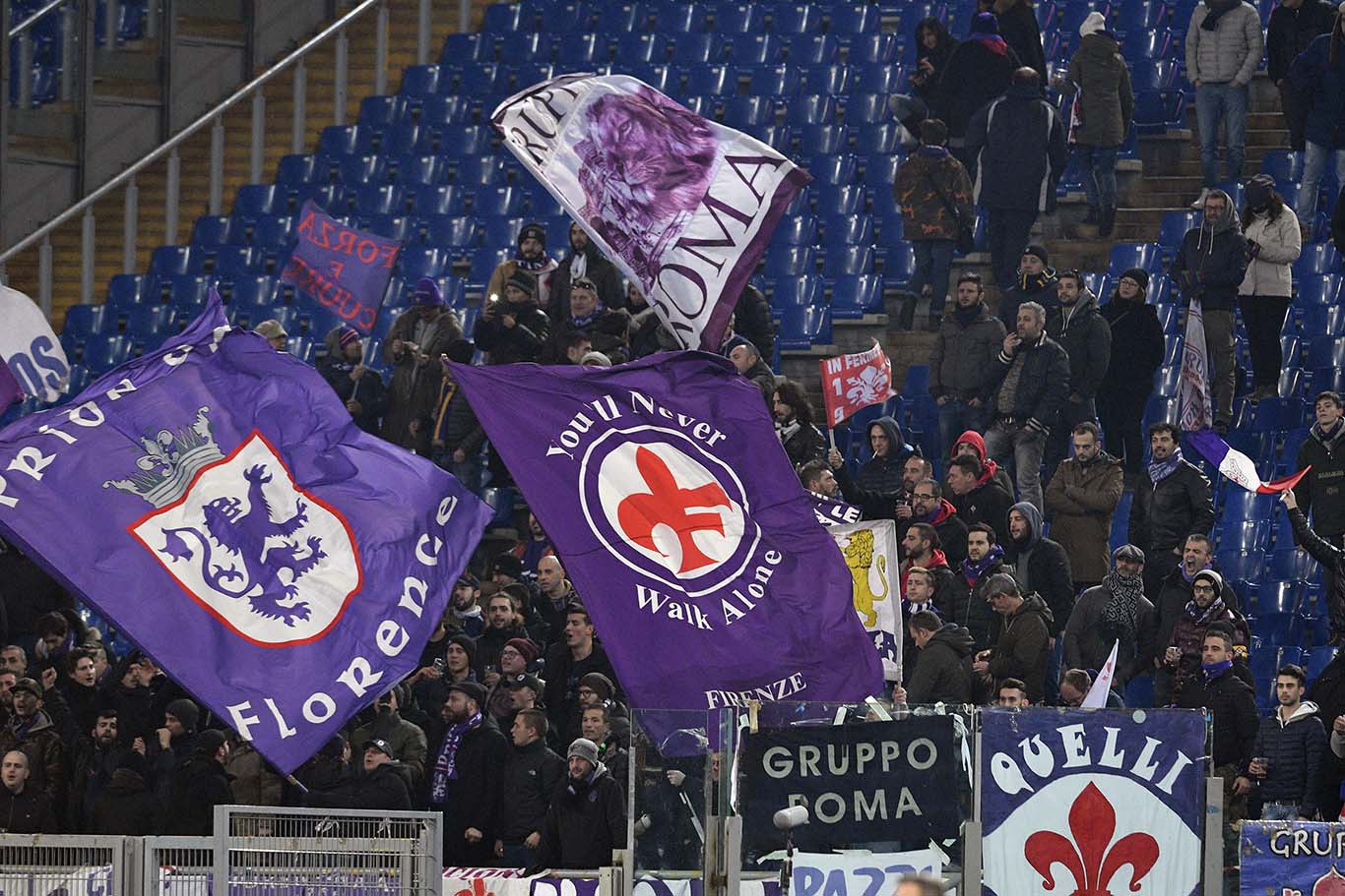 Il pullman della Fiorentina arriva al Franchi. La carica dei tifosi (VIDEO)