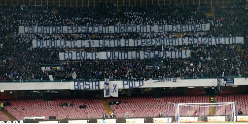 Striscione per terremotati nella curva del Napoli: "Devolvete l'1%..."
