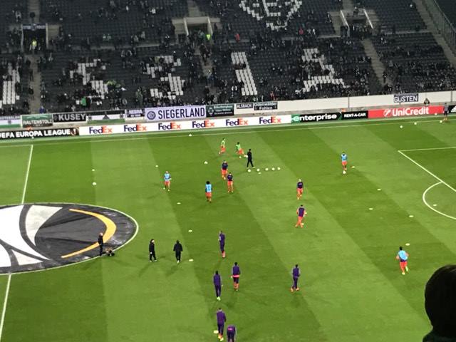 Dal Borussia Park: Fiorentina in campo, tifosi viola già presenti (FOTO)