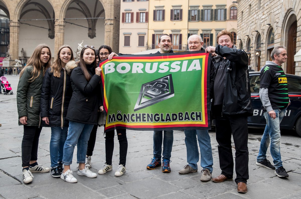 Cori, birre ed entusiasmo: i tifosi neroverdi 'invadono' il centro di Firenze