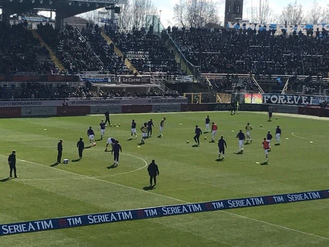 Da Bergamo: squadra in campo, tifosi presenti con striscione "Rispetto per Firenze" (FOTO)