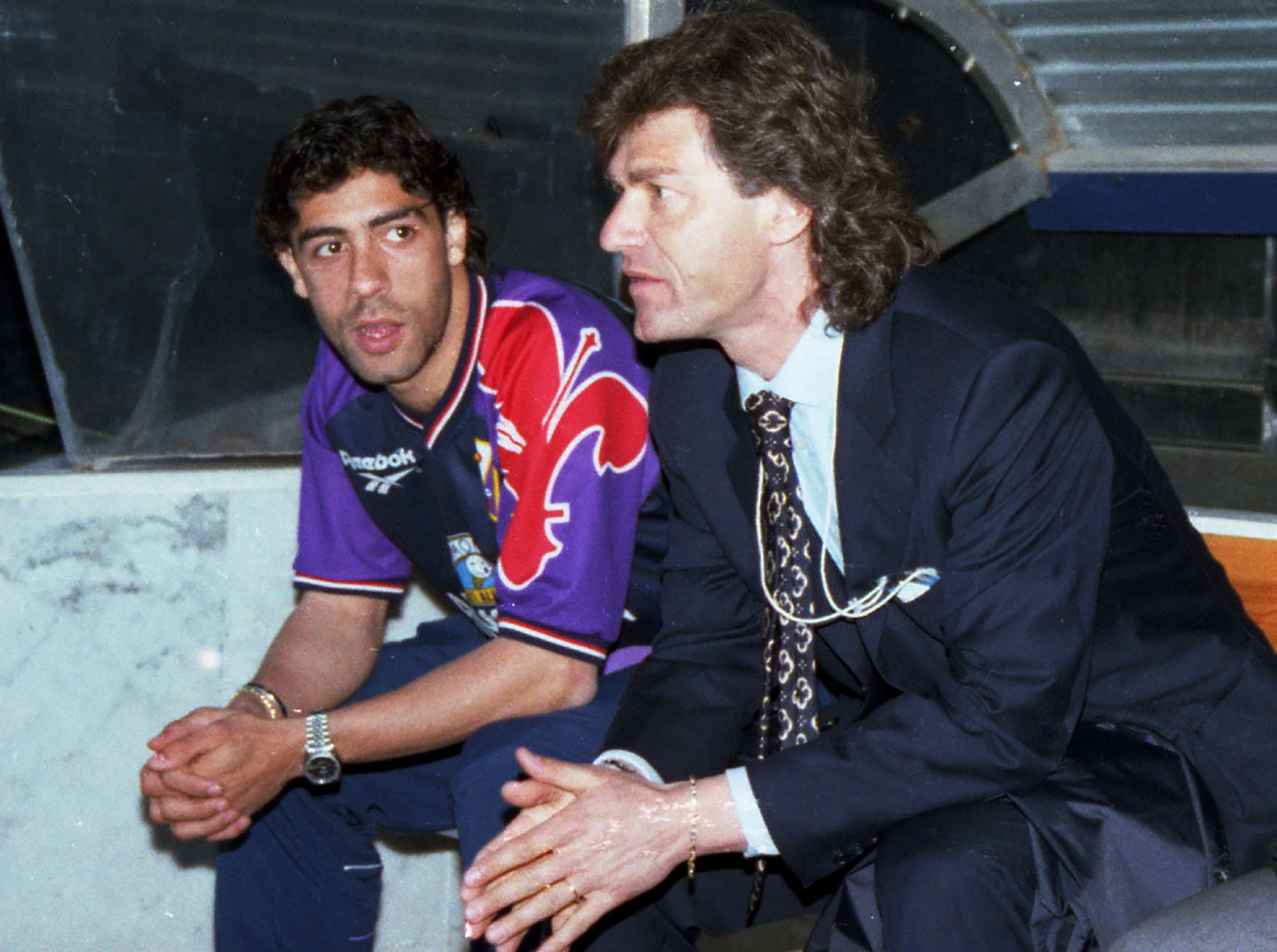 Prima di Fiorentina-Benfica stretta di mano tra Antognoni e Rui Costa