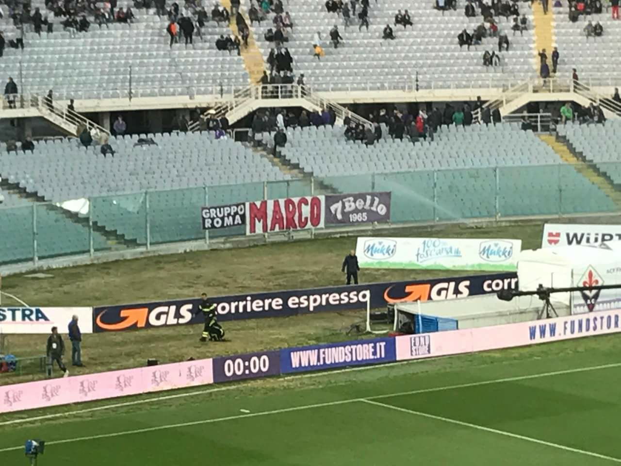 La Fiesole e gli ospiti espongono striscioni per il tifoso viola morto a Lisbona (FOTO)