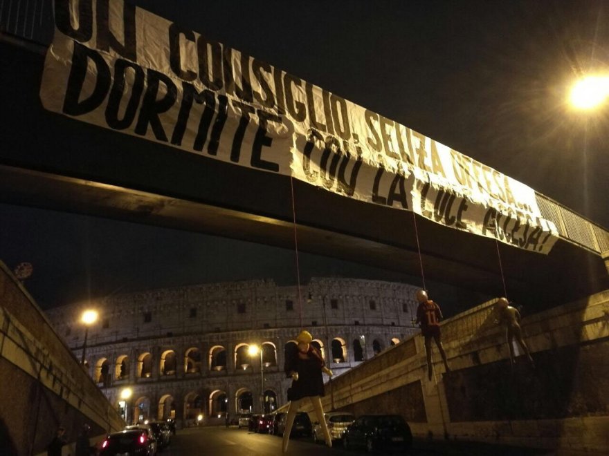 Roma: striscione di contestazione e manichini di De Rossi e Salah impiccati (FOTO)