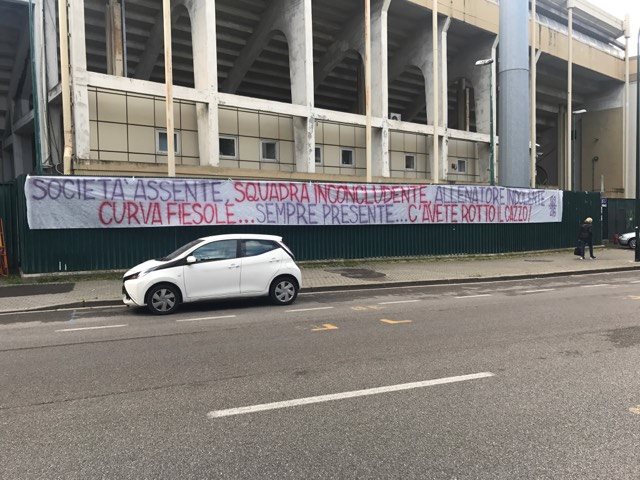 Franchi, duro striscione dei tifosi: "Società assente, squadra e allenatore..." (FOTO VI.IT)