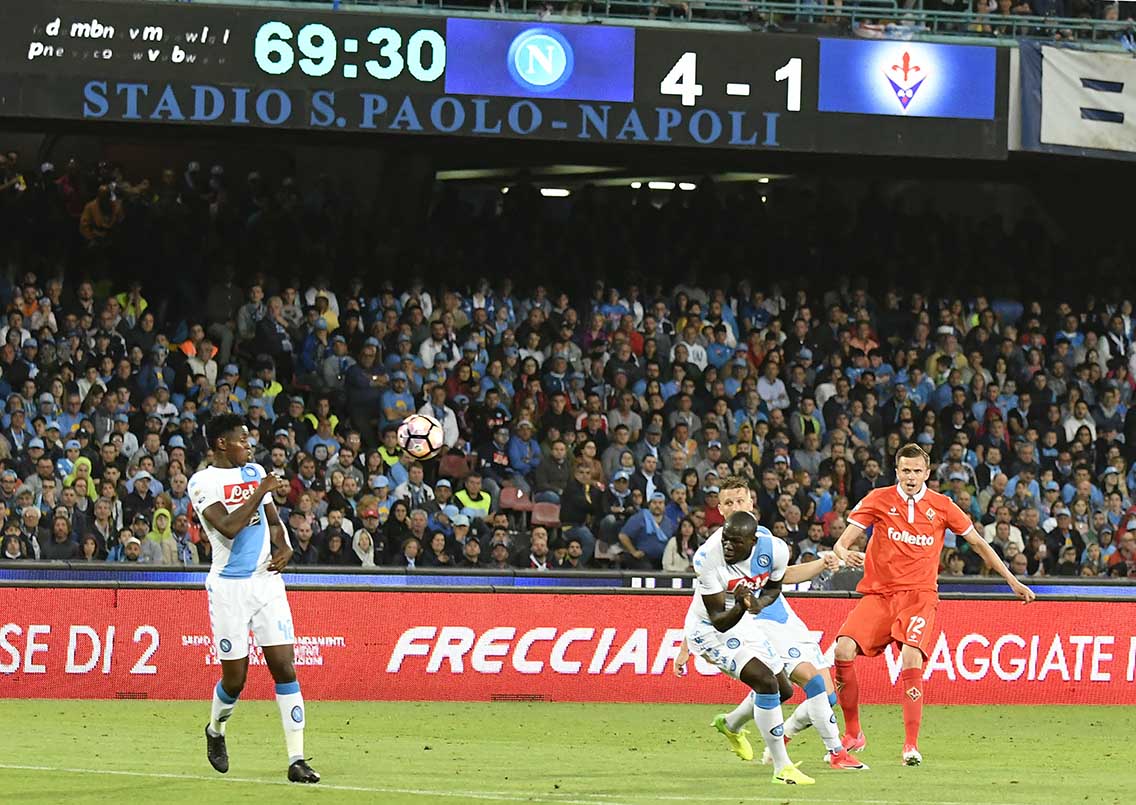 Napoli show, diverte e sogna. Fiorentina travolta e tramortita