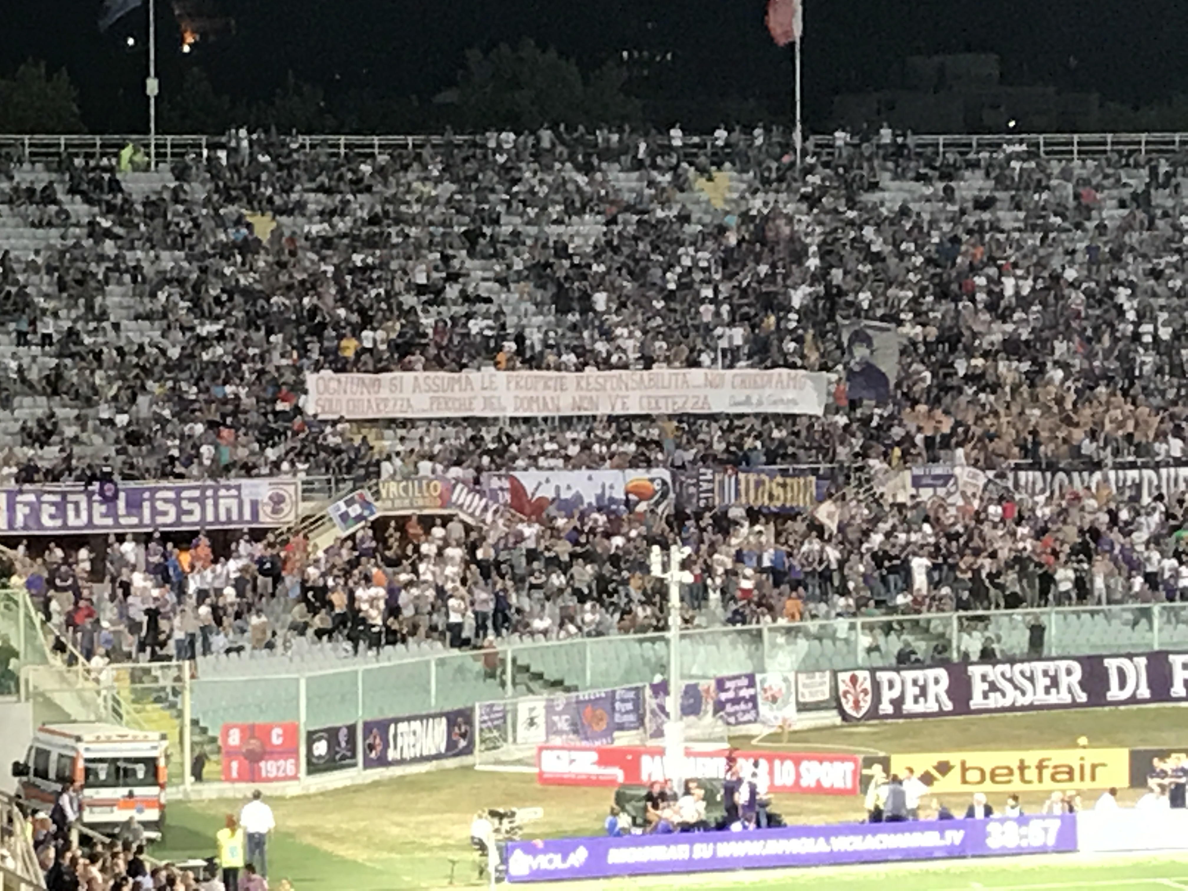 Continua la contestazione. Diversi gli striscioni contro la società (FOTO)