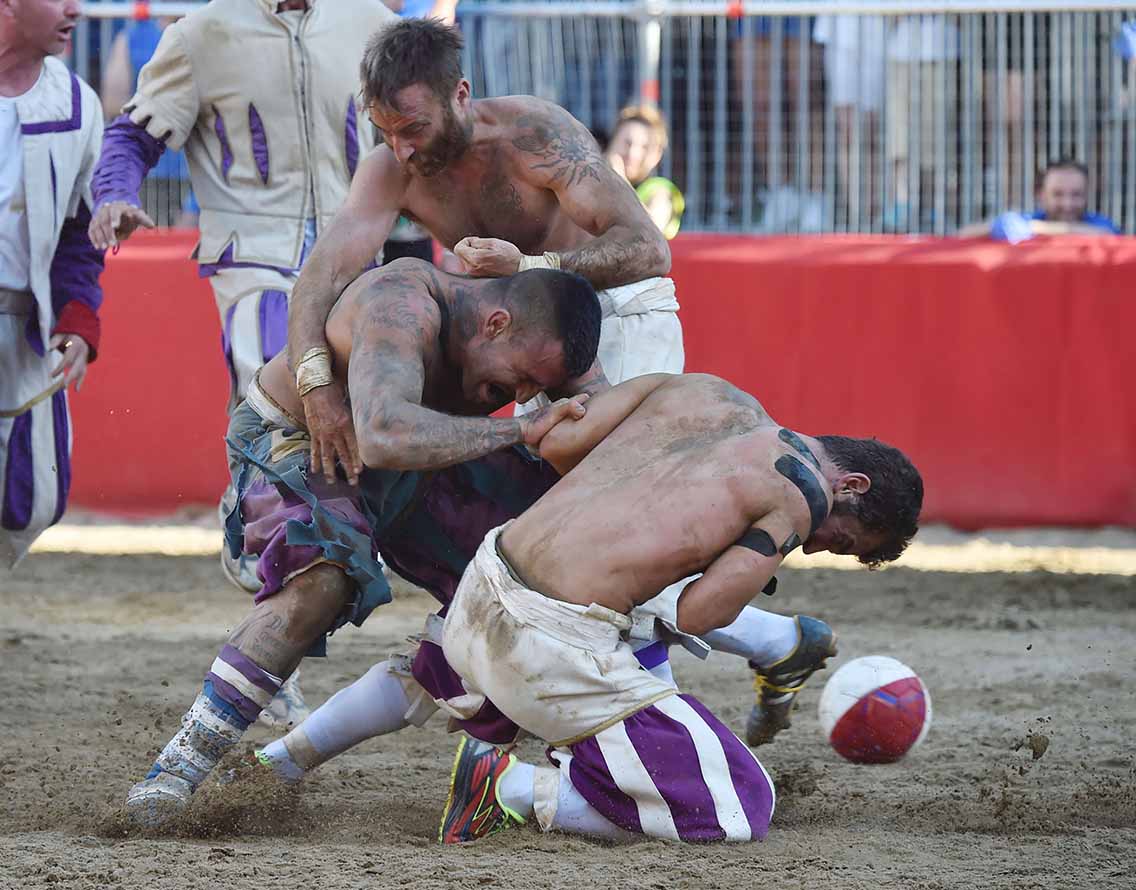 Ecco il palio del Calcio Storico. Con la stella viola di Davide Astori