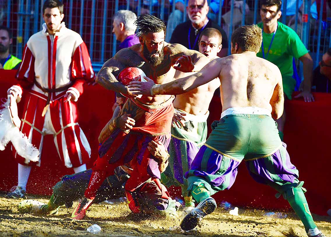 Calcio storico, i Rossi si impongono sui Verdi per 11 cacce e mezzo a 4 (FOTO)