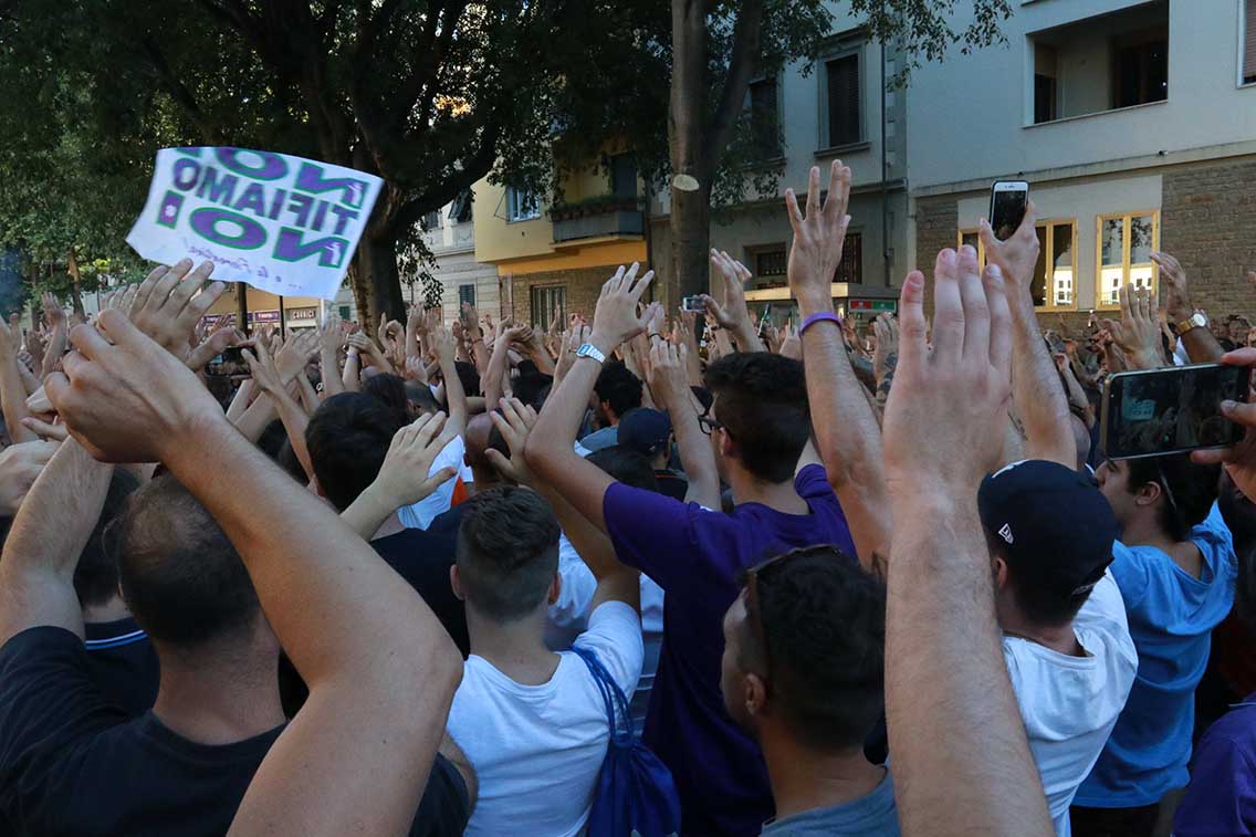 Tifosi compatti nella contestazione, come con Cecchi Gori. In centinaia al flash mob