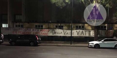 Altro striscione: "Ci sono mille modi per dirsi addio. E il peggiore è restare. DV vattene"