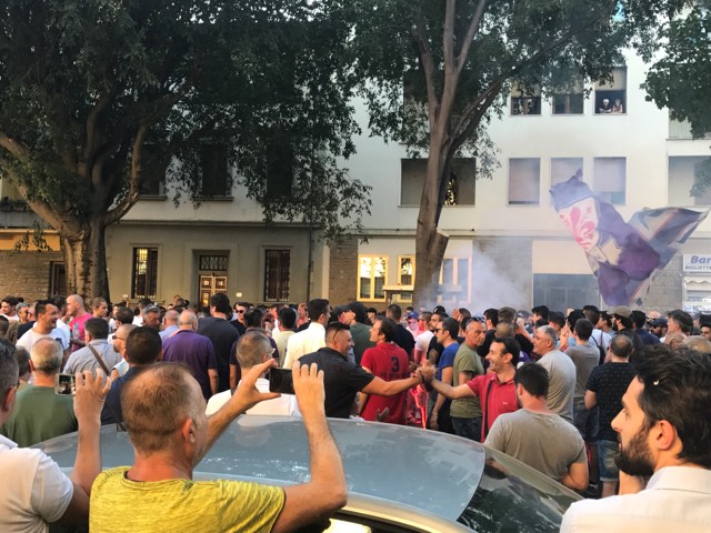 Contestazione, Salica: "Lasciamo lavorare Corvino. Impegno massimo. Vedo troppa rabbia". Circa 400 tifosi. Cori anti-Dv (FOTO-VIDEO)