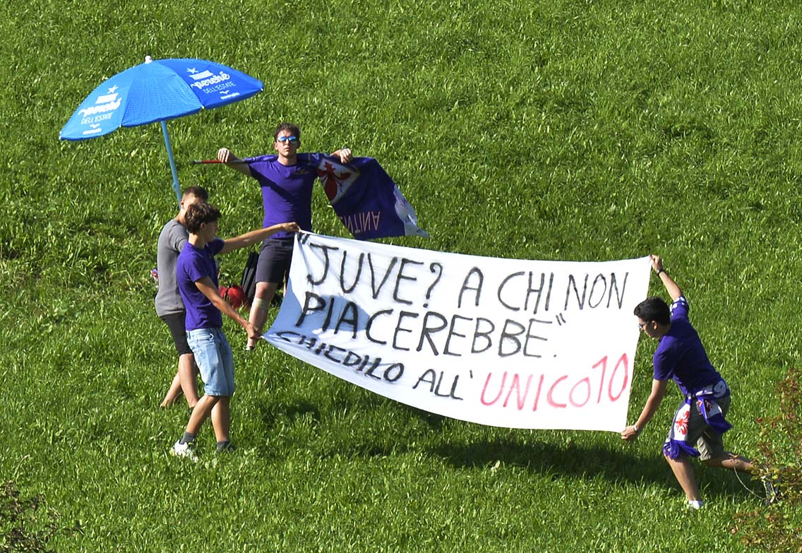 Striscione contro Bernardeschi