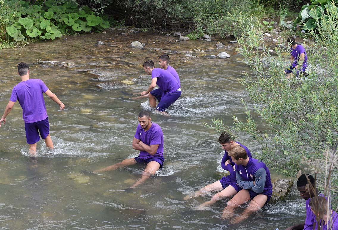 Moena, la Fiorentina e la crioterapia nel torrente Avisio (FOTO)