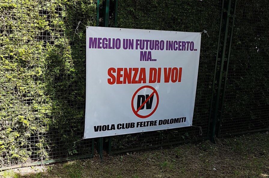 Striscione anche a Moena: "Meglio un futuro incerto ma senza di voi" (FOTO)