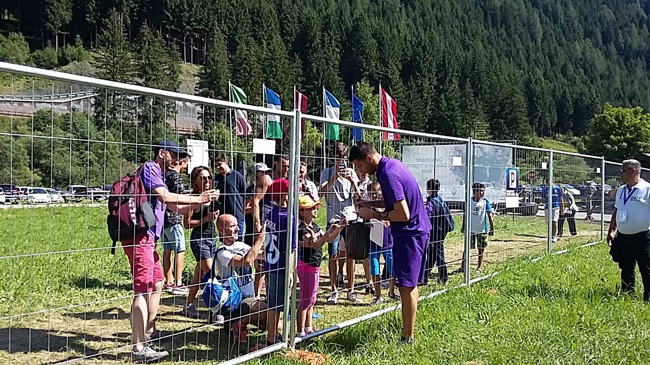 Squadra arrivata per l'amichevole; Sportiello firma autografi (FOTO)