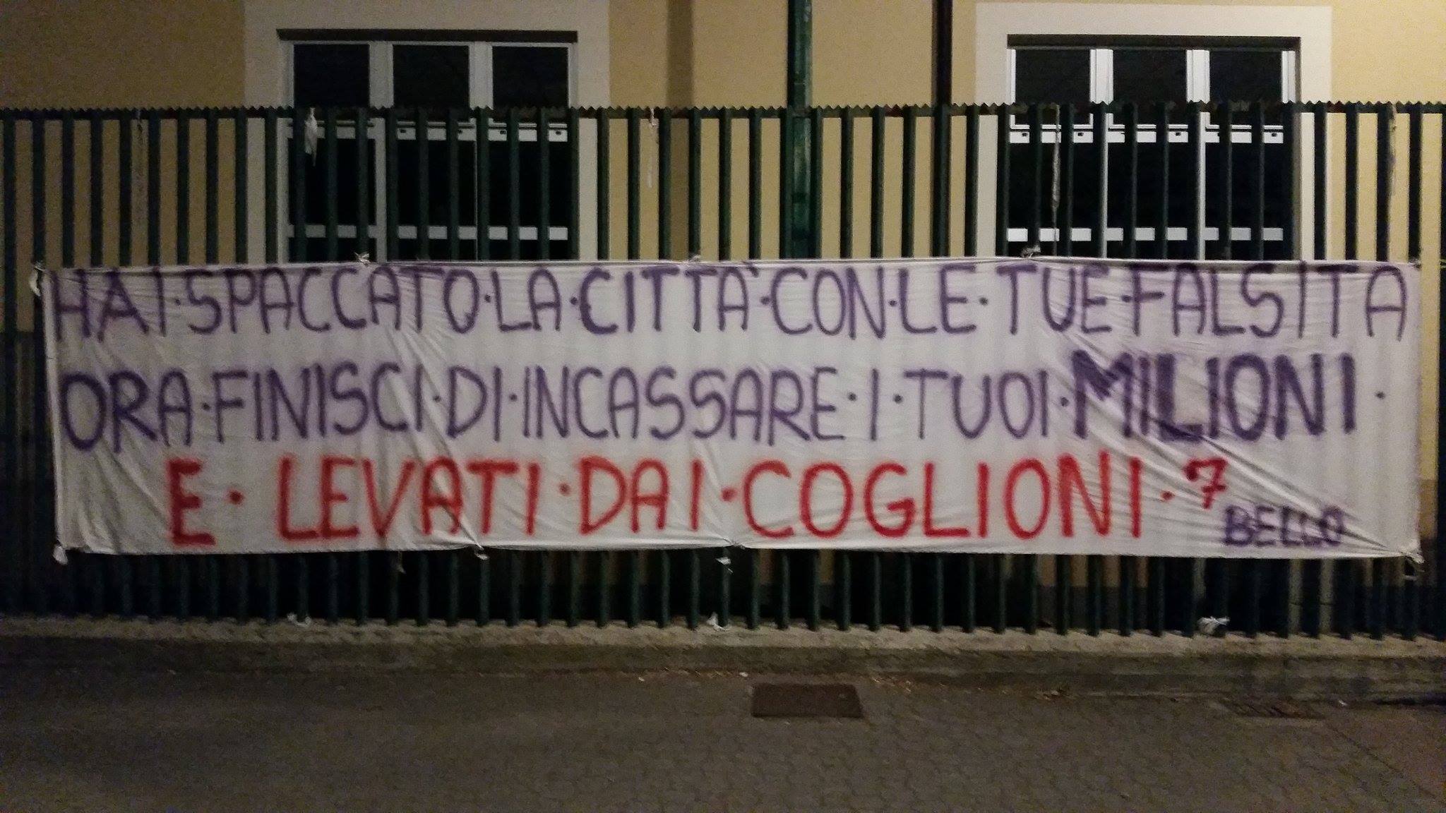 Striscione al Franchi: "Hai spaccato la città con le tue falsità, ora finisci di incassare e..." (FOTO)