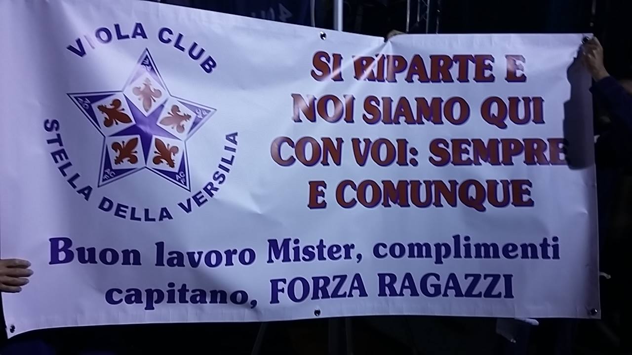 Altro striscione: "Finti progetti e troppe parole...levatevi dal c..." (FOTO VI.IT)
