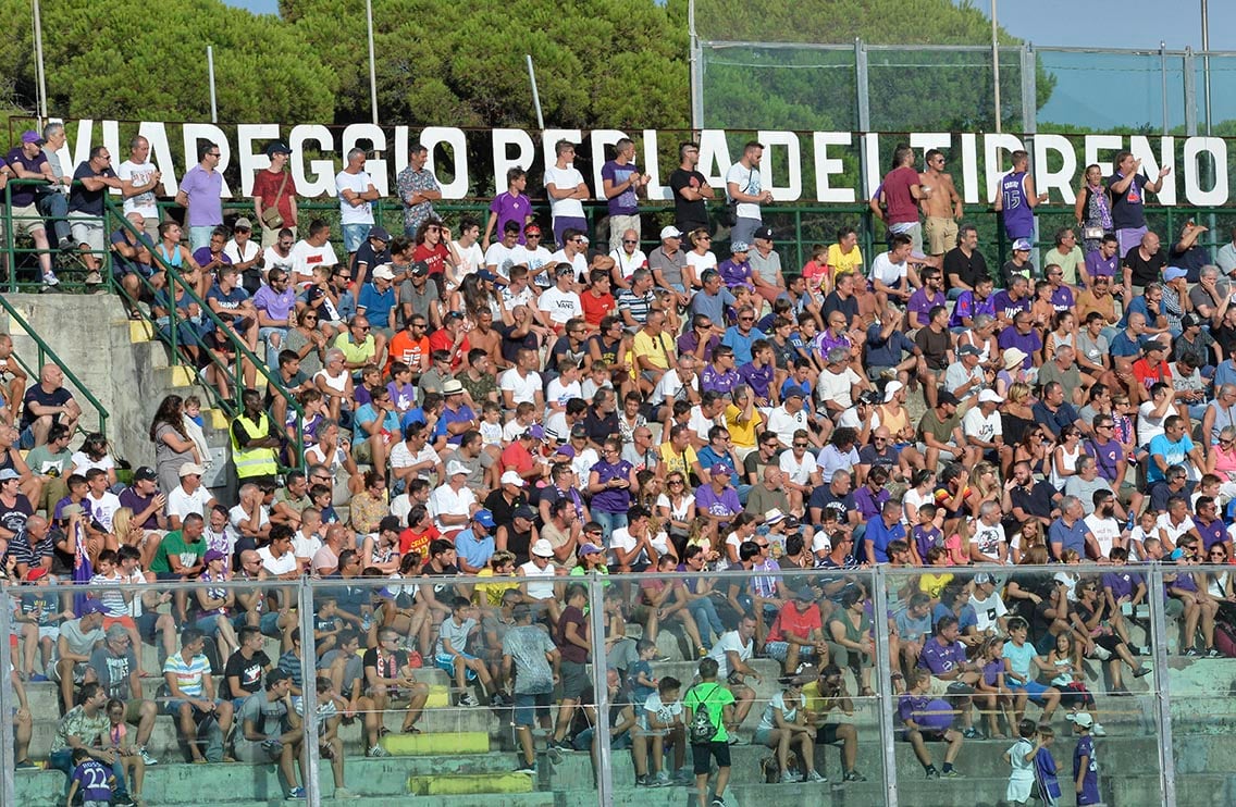 Fiorentina-Parma a Viareggio, scontri tra tifosi prima della partita di ieri (VIDEO)