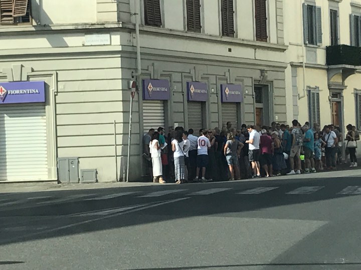 Abbonamenti, parte la fase di vendita libera. Tifosi in fila prima dell'apertura (FOTO)