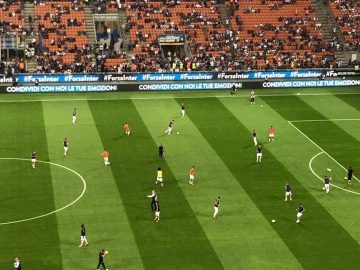 Da San Siro: Fiorentina in campo per il riscaldamento, poi salutano i tifosi viola (FOTO)