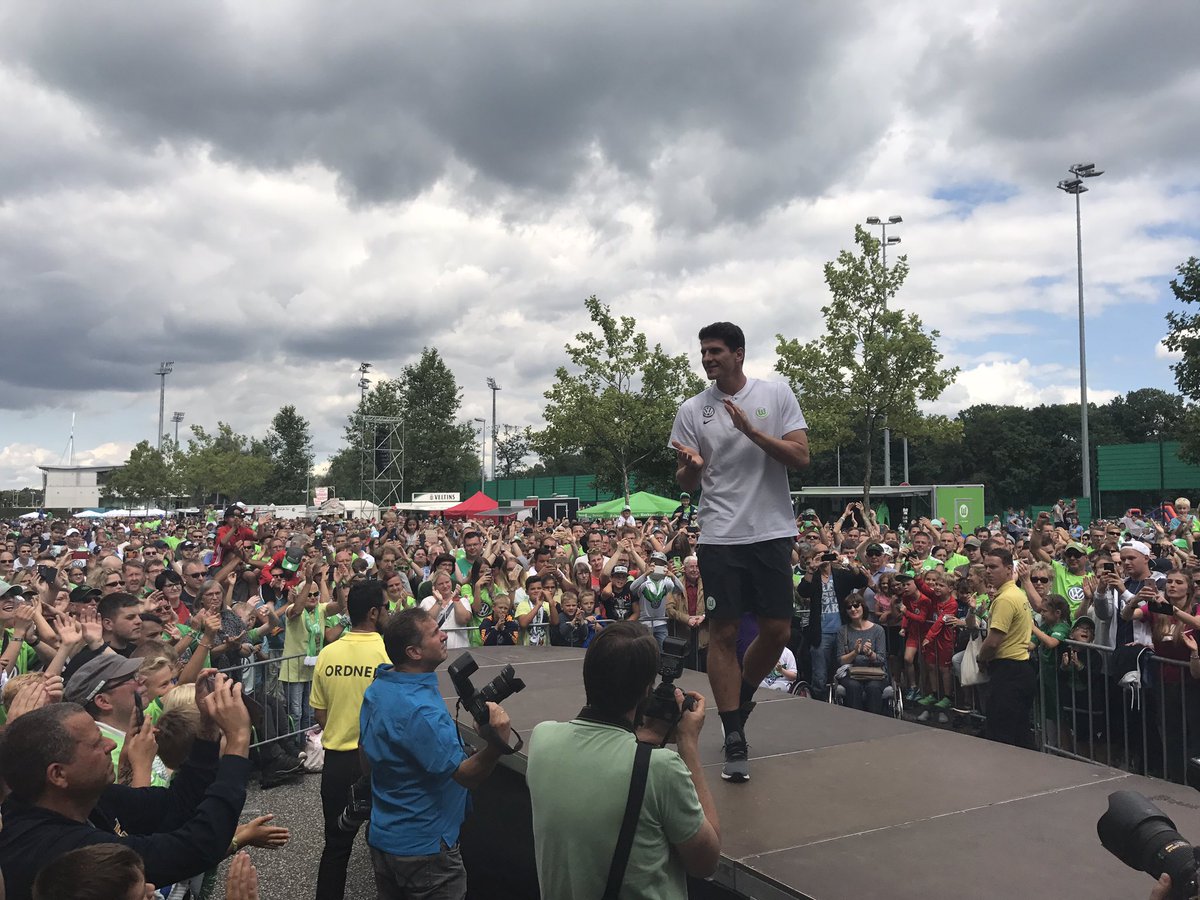 Wolfsburg, prima della partita premiato Mario Gomez come 'Man of the Season'