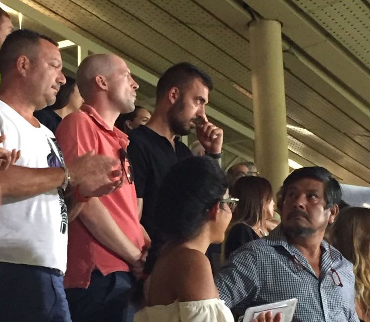In Tribuna, in mezzo ai tifosi della Fiorentina, c'è anche Emiliano Viviano (FOTO)