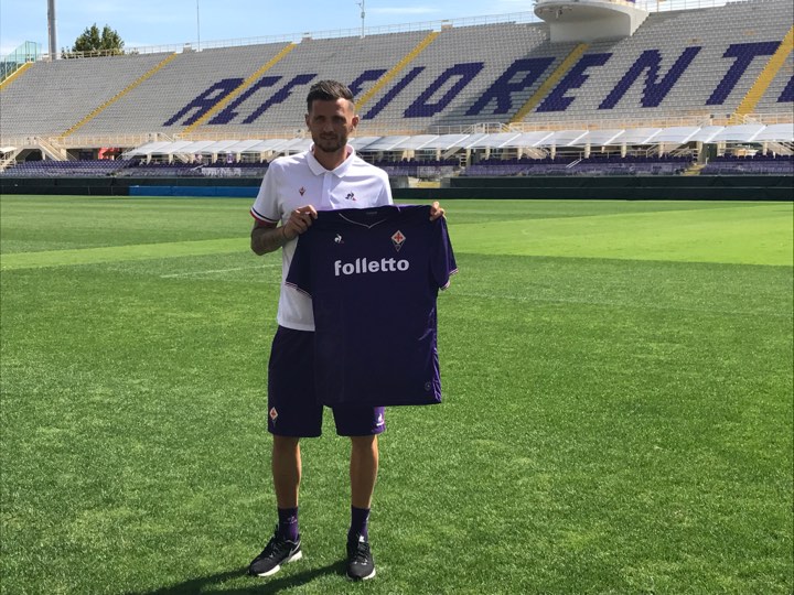 Cyril Thereau posa al Franchi con la sua nuova maglia viola (FOTO)
