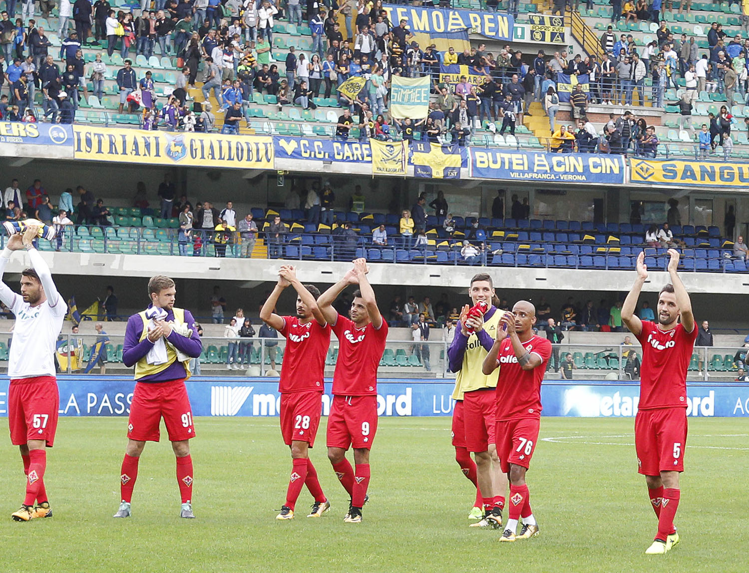 VERONA, ITALIA, 10 SETTEMBRE 2017, STADIO MARC'ANTONIO BENTEGODI, 3° GIORNATA CAMPIONATO SERIE A TIM 2017/2018, INCONTRO TRA LE SQUADRE DELL'HELLAS VERONA E DELLA FIORENTINA, NELLA FOTO: SALUTO SQUADRA FIORENTINA AI TIFOSI