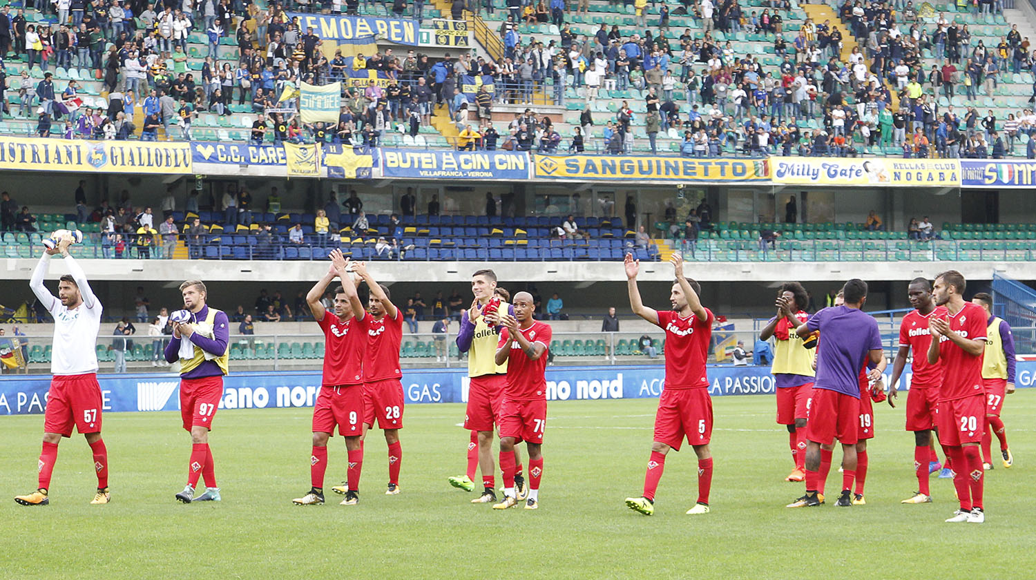 VERONA, ITALIA, 10 SETTEMBRE 2017, STADIO MARC'ANTONIO BENTEGODI, 3° GIORNATA CAMPIONATO SERIE A TIM 2017/2018, INCONTRO TRA LE SQUADRE DELL'HELLAS VERONA E DELLA FIORENTINA, NELLA FOTO: SALUTO SQUADRA FIORENTINA AI TIFOSI
