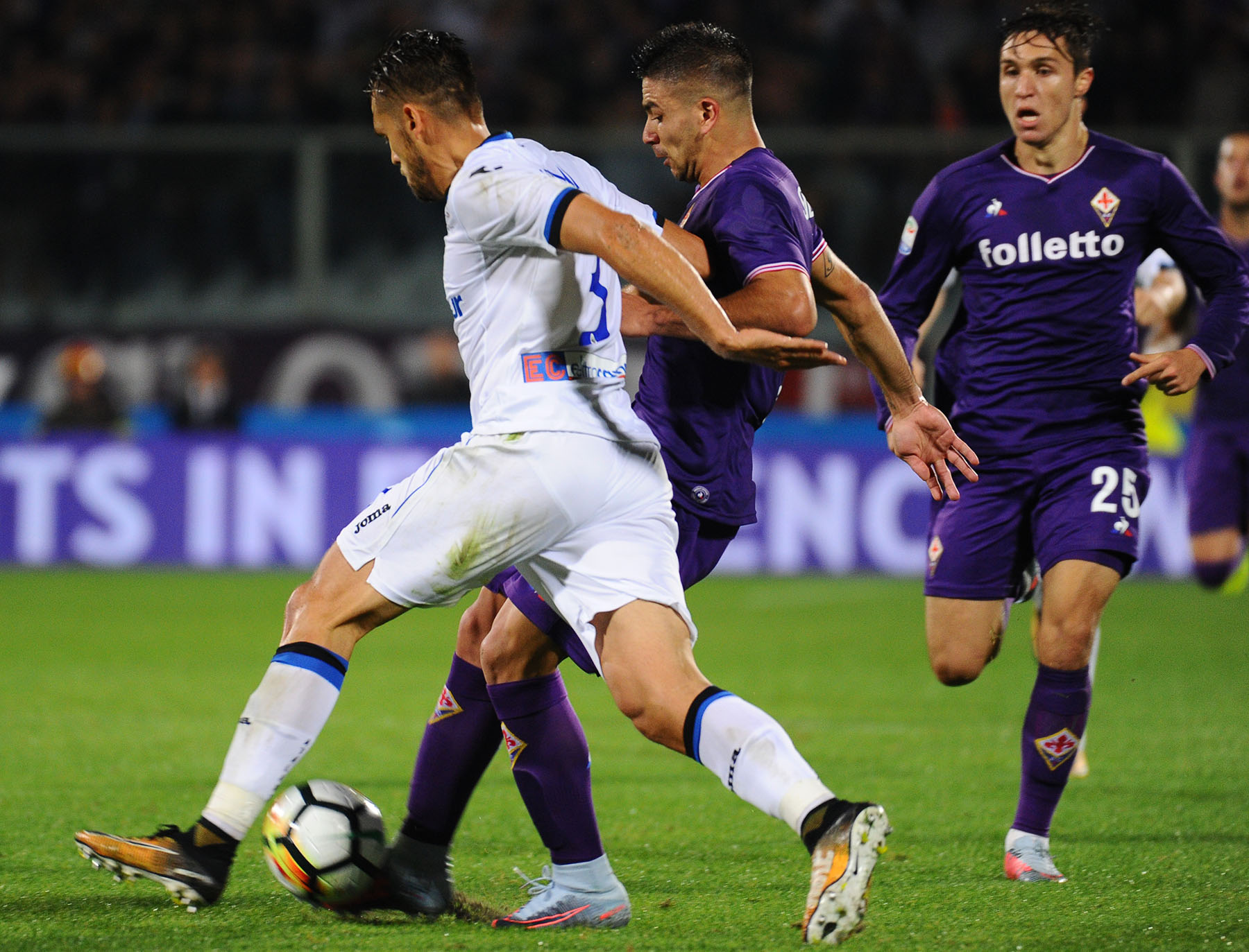 SERIE A 2017-/2018. FIORENTINA-ATALANTA. SIMEONE CONTRASTATO DA TOLOI .SILPRESS