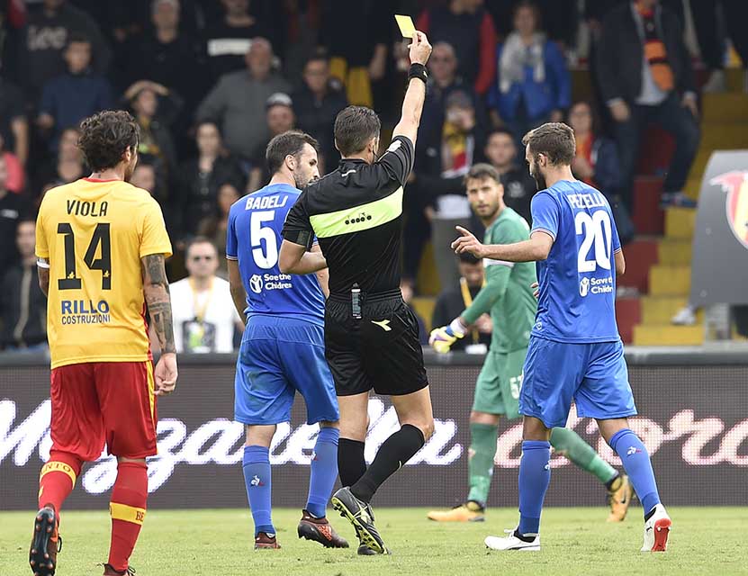 Chiffi arbitro dal cartellino facile. Lirola, Pezzella e Duncan in diffida per la Fiorentina