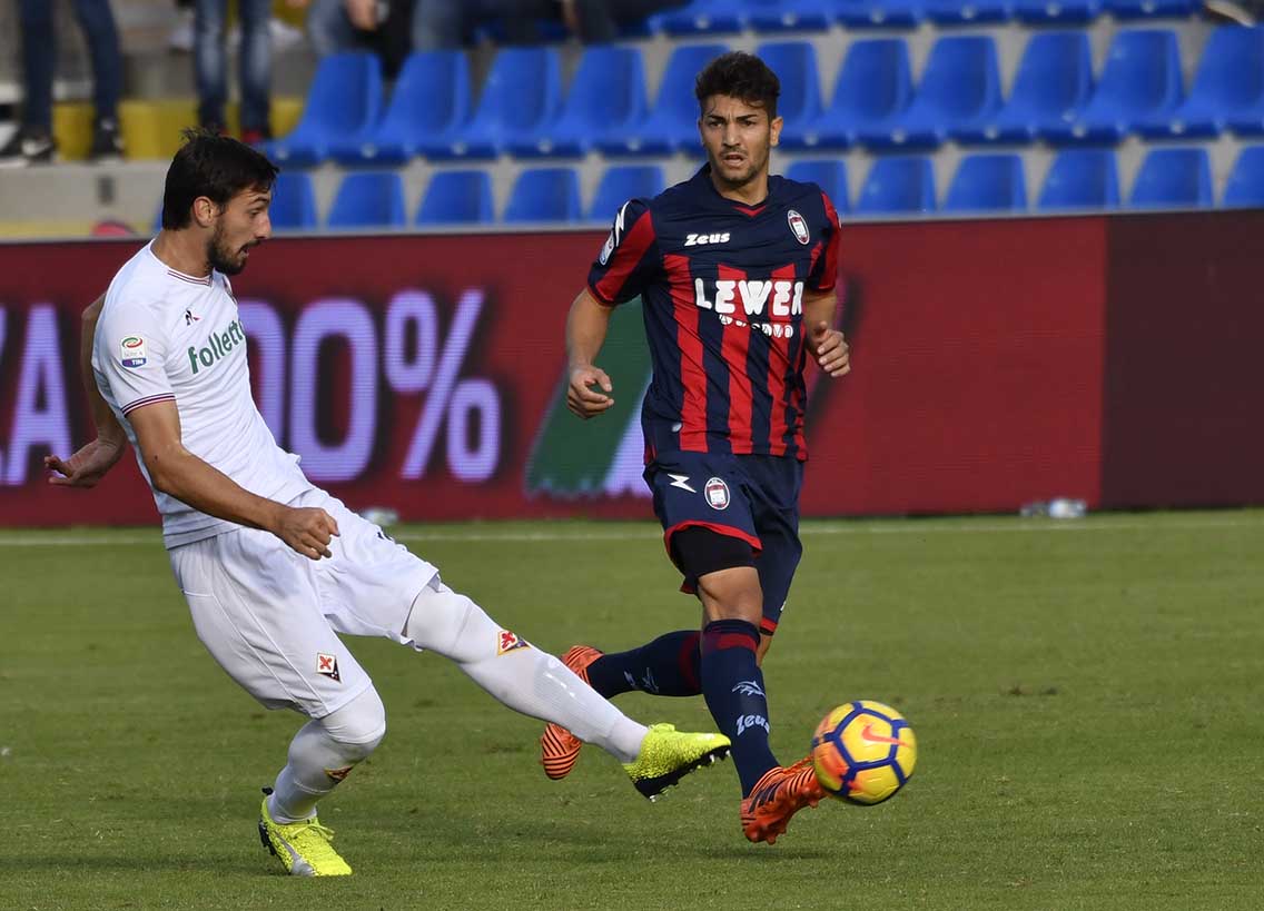 CROTONE-FIORENTINA 29-10-2017 ANDREA NALINI RUBA PALLA A DAVIDE ASTORI. SILPRESS