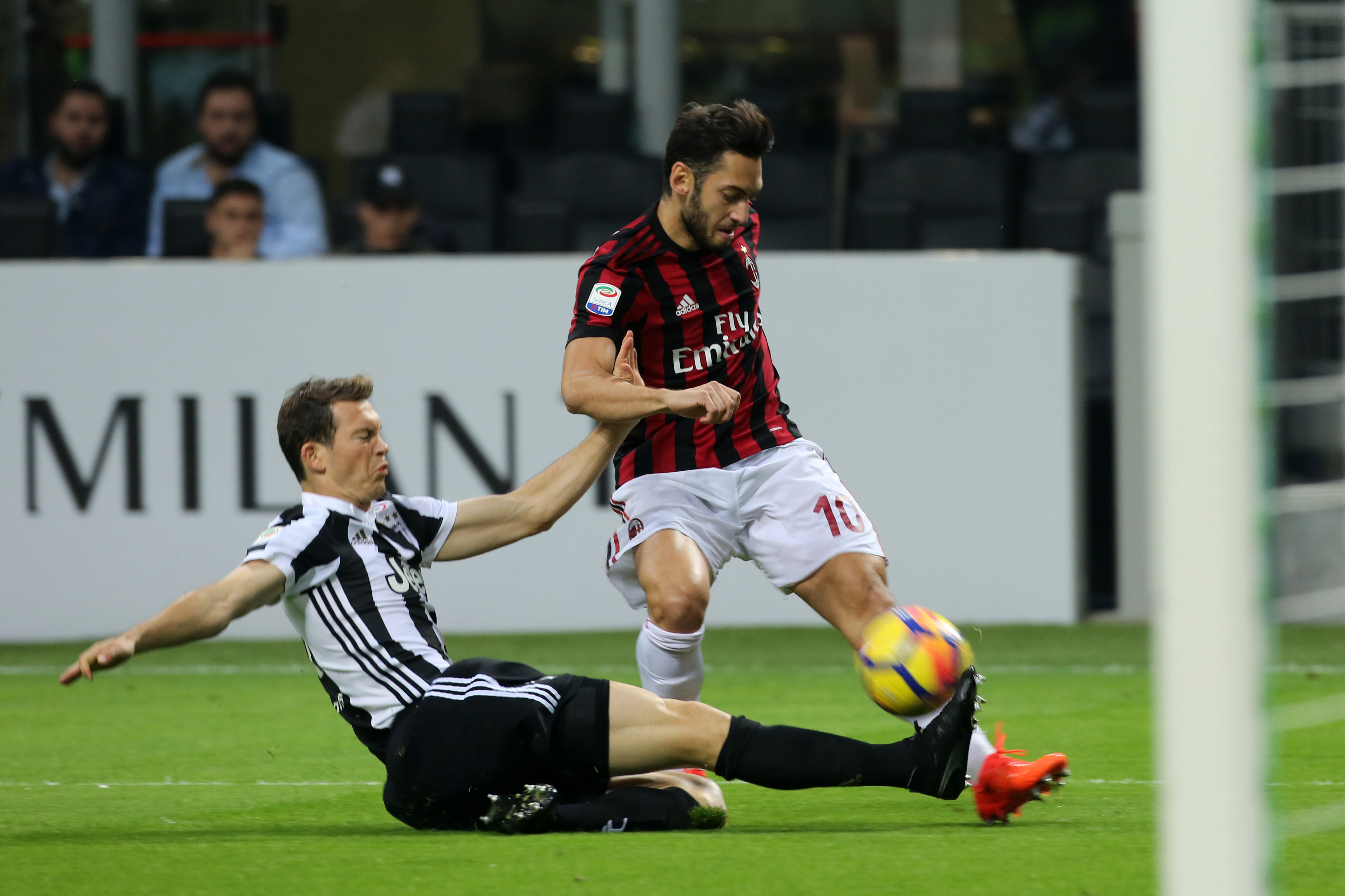 Qui Milan, Calhanoglu oggi in gruppo: si va verso il recupero per Firenze
