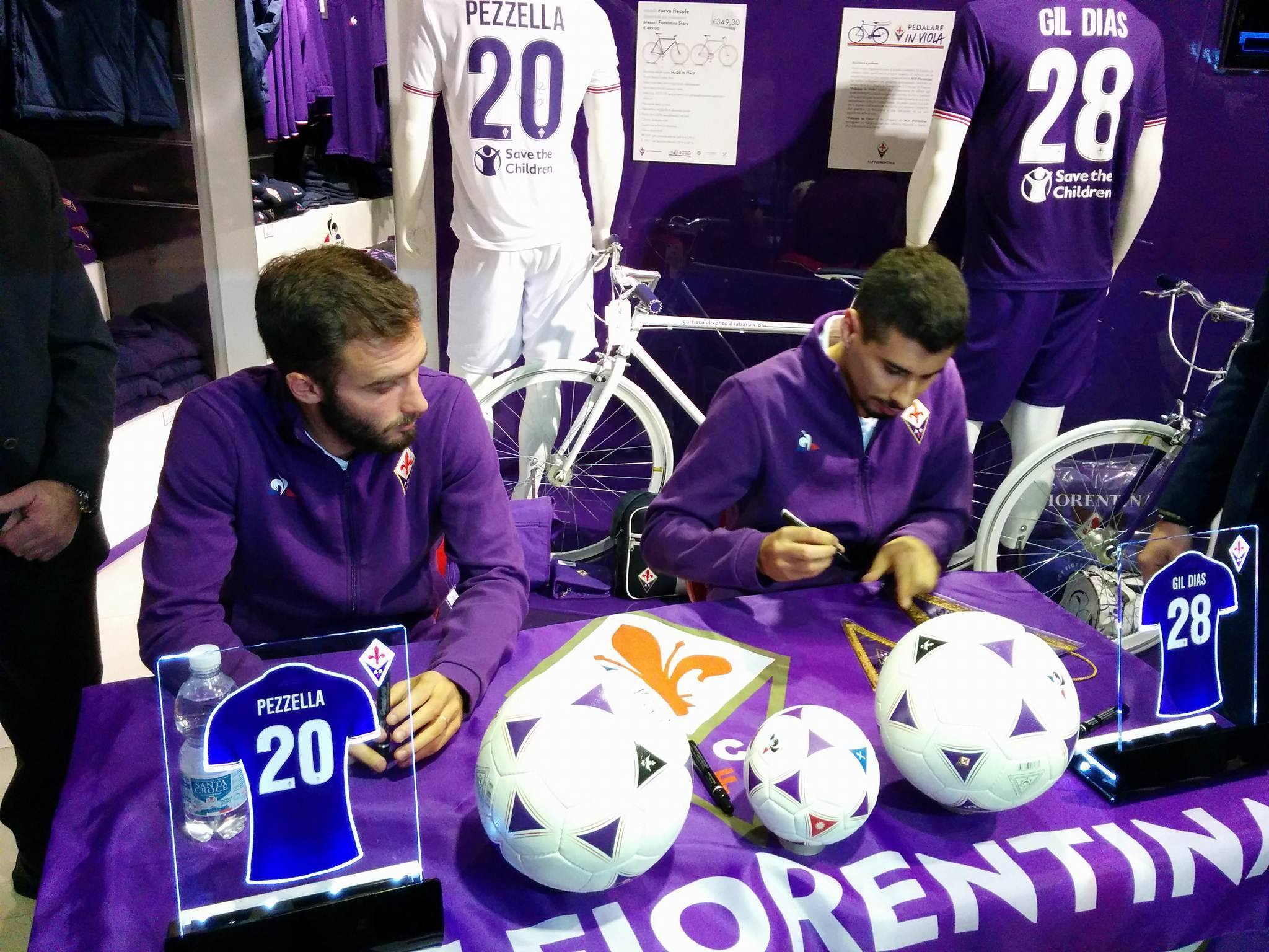 Pezzella e Gil Dias insieme ai tifosi per foto e autografi (FOTO VI.IT)