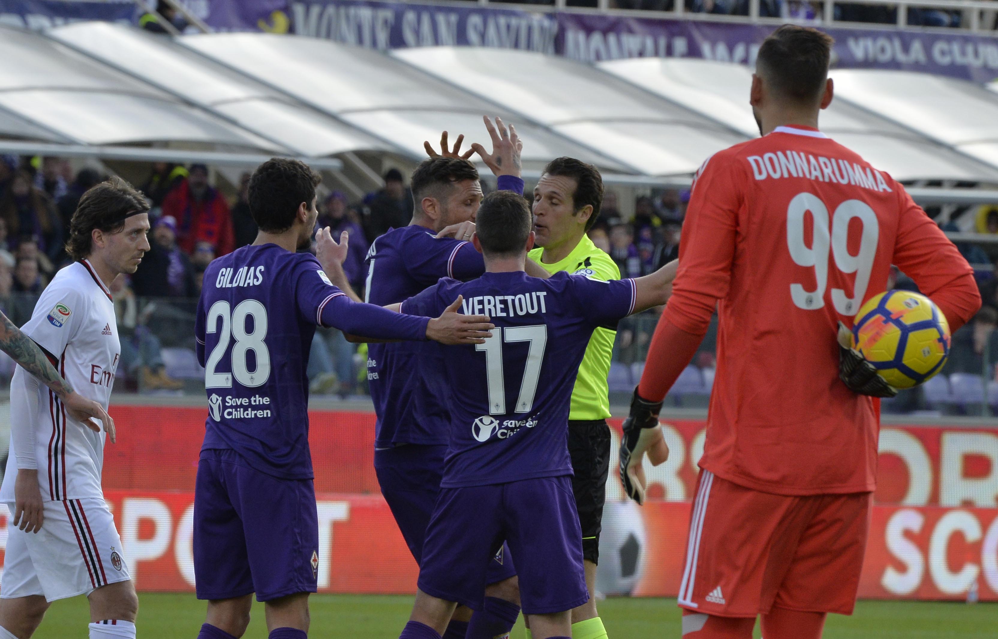 Tra Fiorentina e Milan succede tutto in tre minuti. Polemica sul mancato rosso a Romagnoli