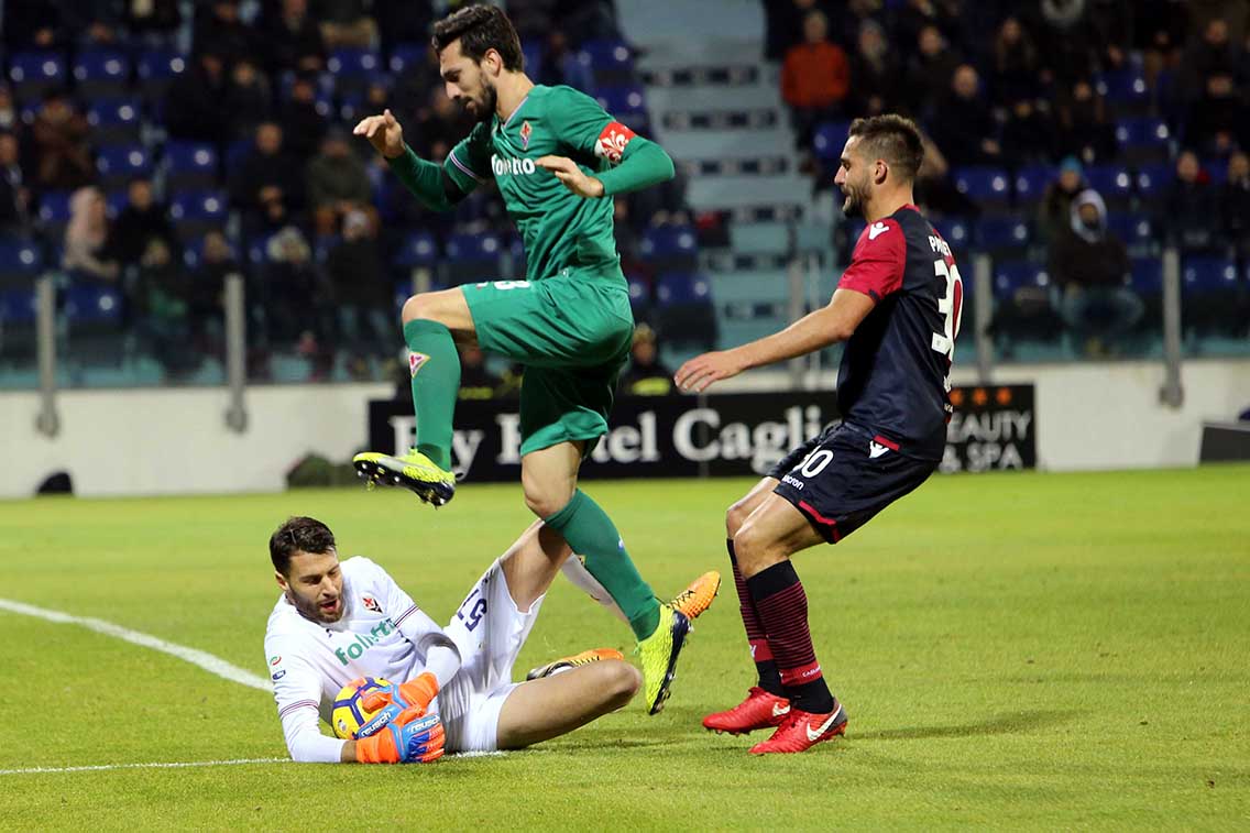 Cagliari (CA) 22 12 2017 Campionato Serie A TIM incontro Cagliari - Fiorentina Nella foto: Leonardo Pavoletti e astori SILPRESS/ENRICO LOCCI