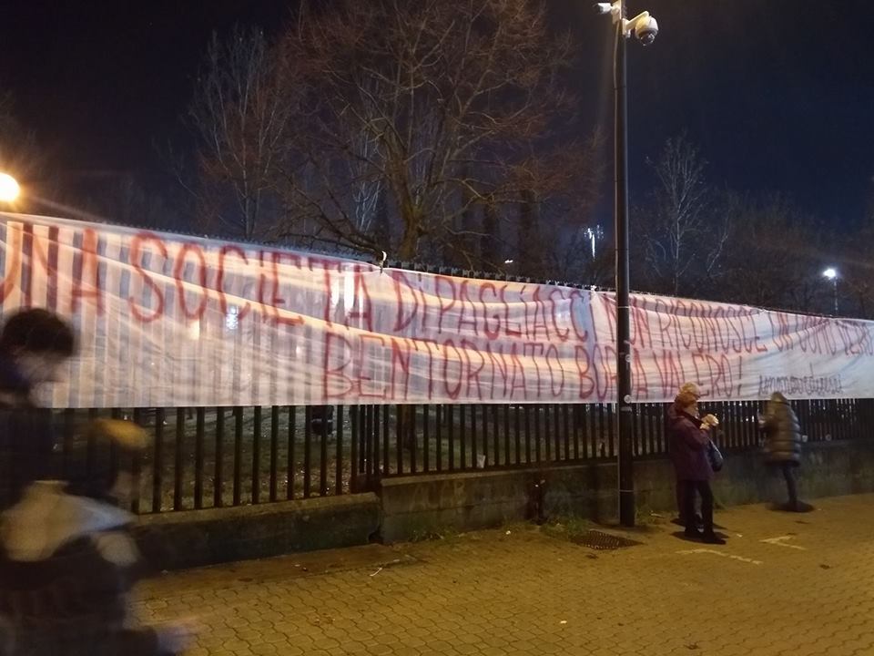Striscione fuori dalla Fiesole: "Una società di pagliacci non riconosce un uomo vero". Applausi nel riscaldamento (FOTO)