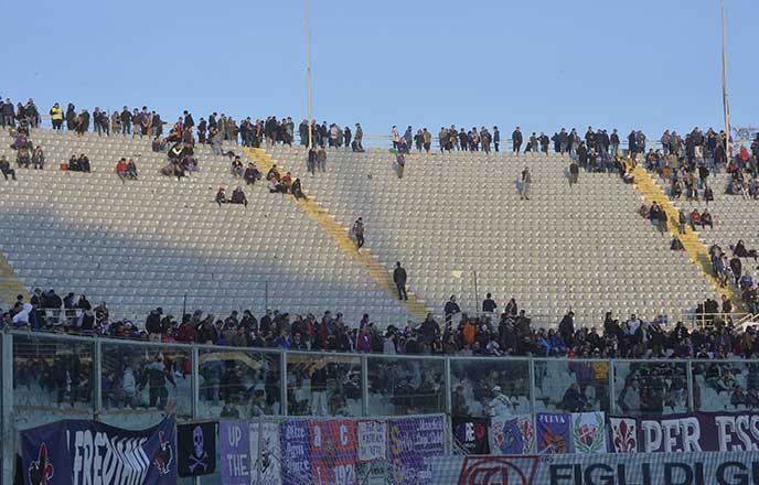 Il tonfo è stato pesante e la contestazione, non più solo in Curva, ha confermato la fine dell'era Della Valle. Adesso la soluzione è solo la cessione della società. Corvino e il 'non ci sono