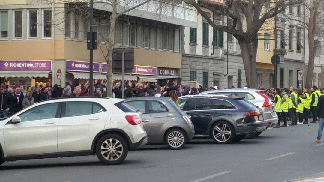 La 'Fiesole' si vuota e parte la contestazione sotto la Tribuna