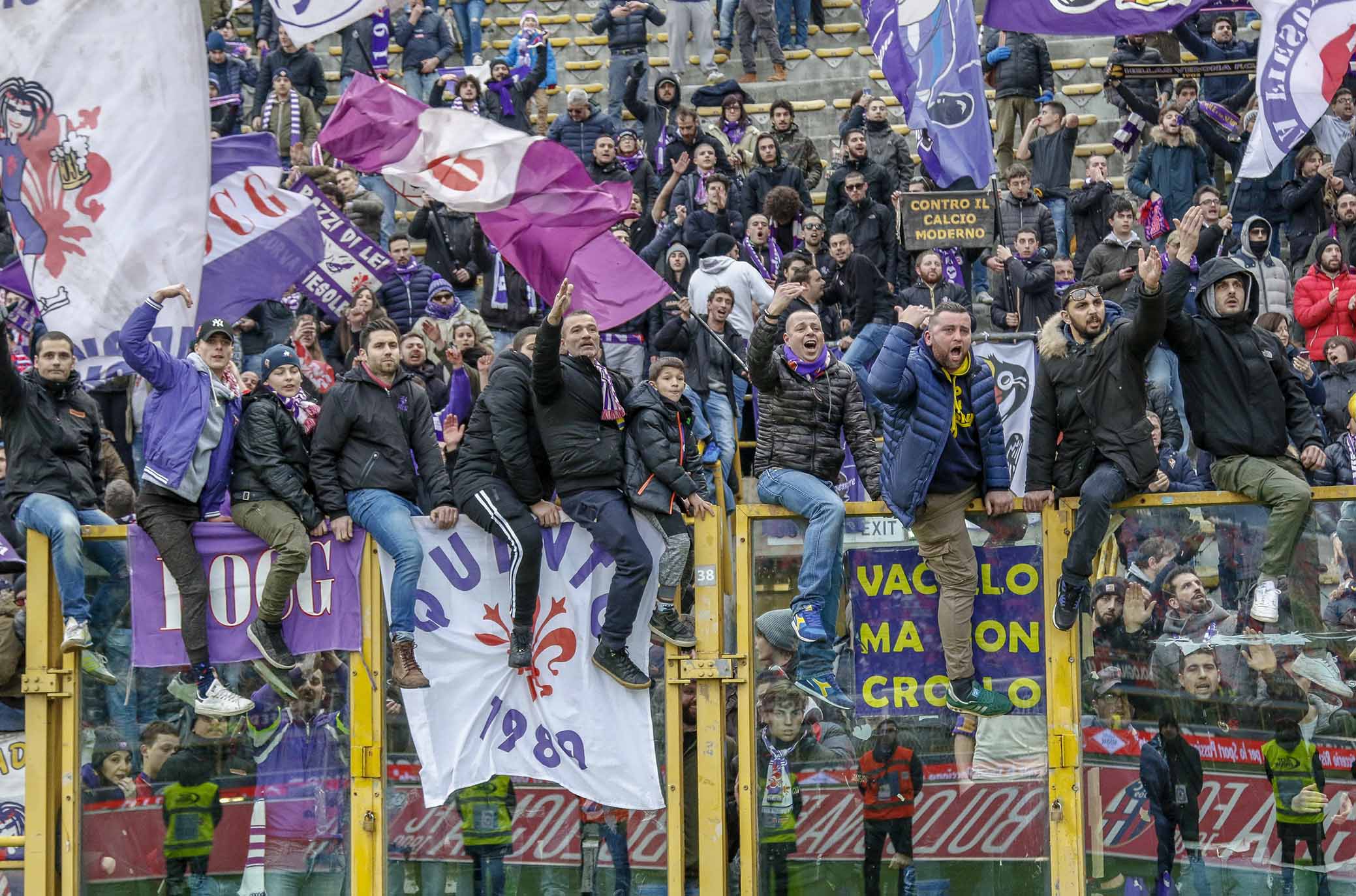 I tifosi lasciano la curva e poi rientrano. Ma solo per via di striscioni non autorizzati