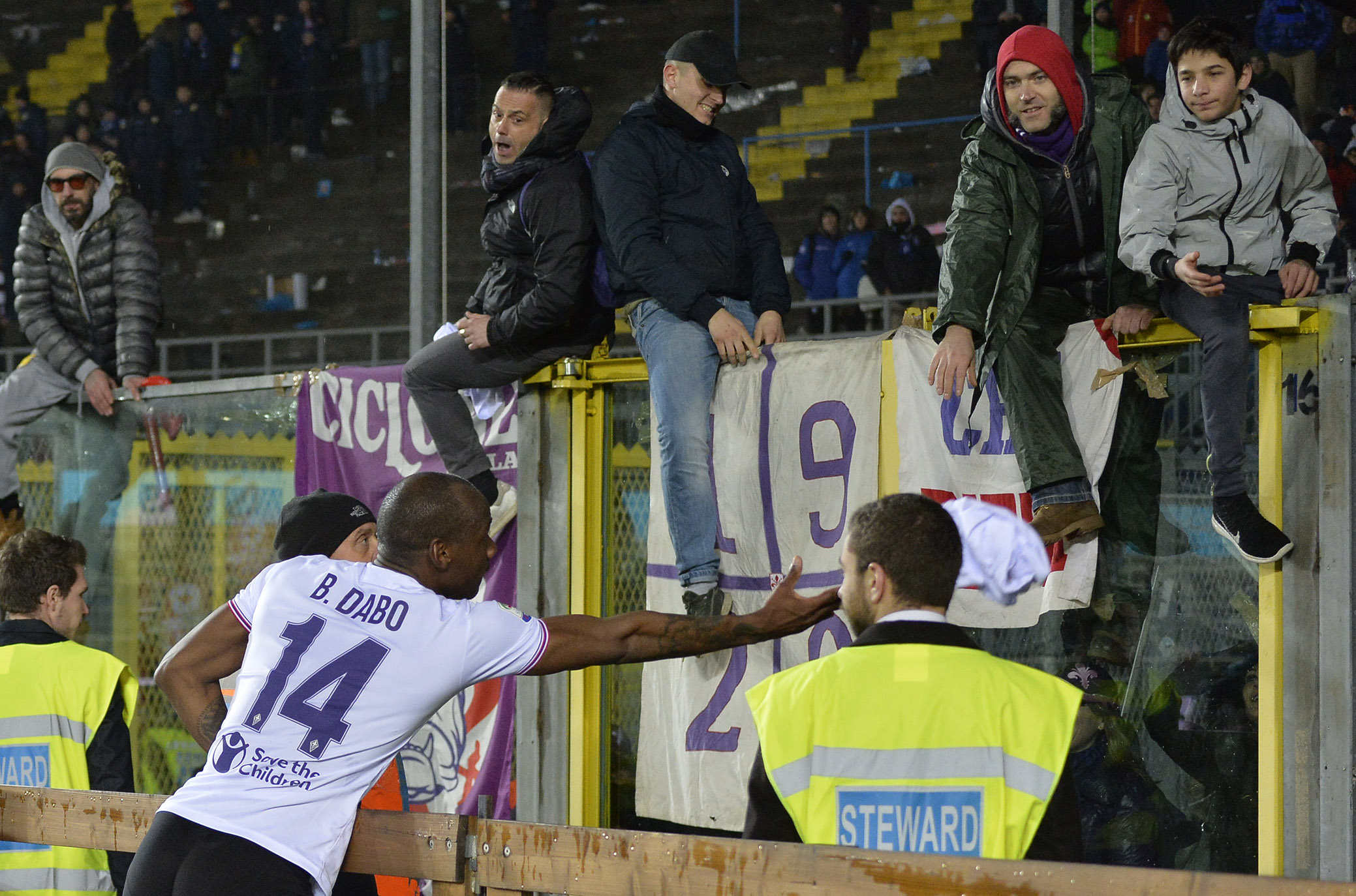 ATALANTA-FIORENTINA 18-02-2018 BRYAN DABO REGALA LA MAGLIA AI TIFOSI. SILPRESS/GALASSI SILVANO