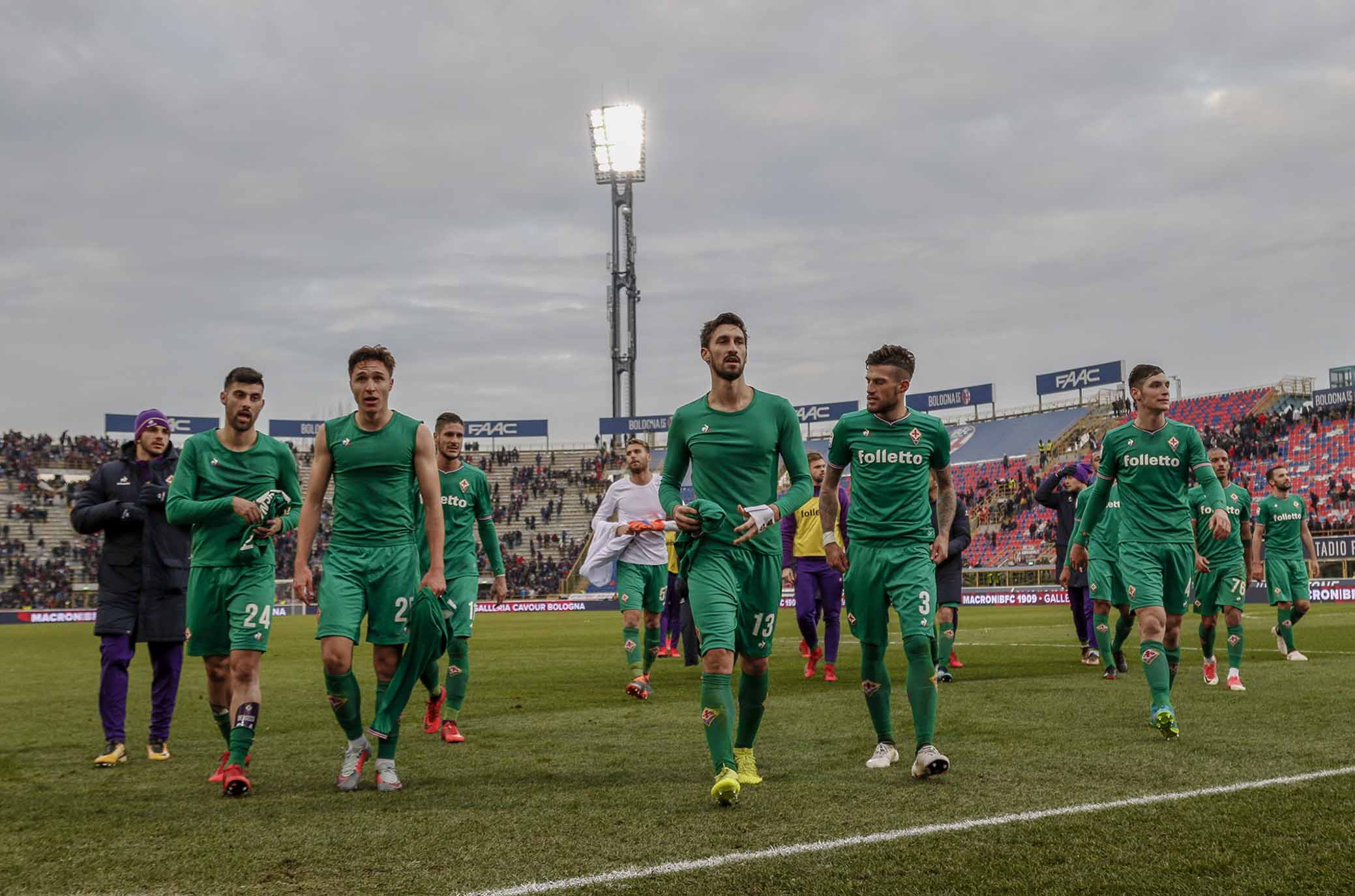 BOLOGNA, ITALIA, 04-02-18 - 23° GIORNATA DI CAMPIONATO SERIE A TIM - STADIO RENATO DALL'ARA : BOLOGNA VS FIORENTINA, NELLA FOTO: Squadra saluta i tifosi Astori Chiesa Biraghi Benassi