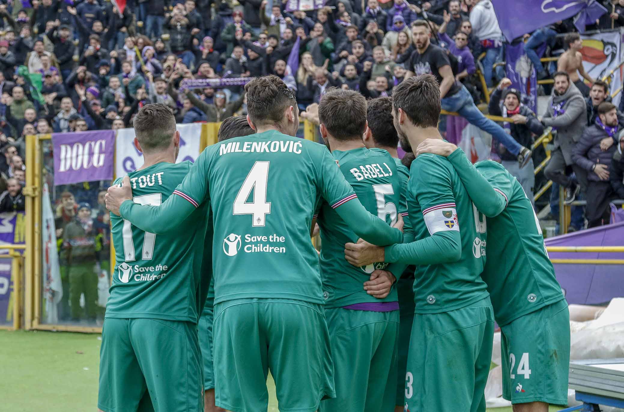 Abbracci ed unione come dopo il gol di Baba all’Olimpico, da dove partì la striscia positiva