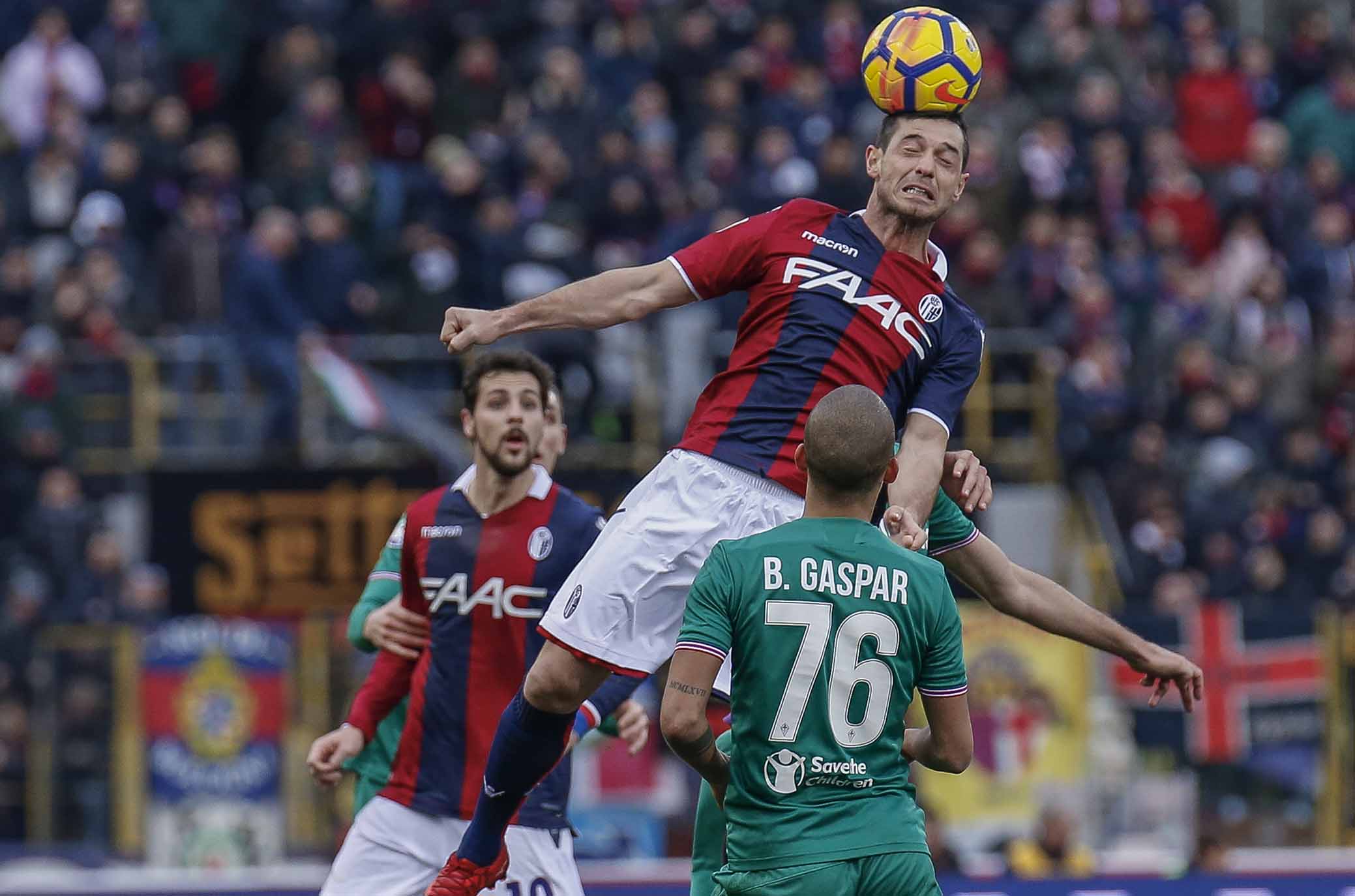 Bologna, Dzemaili: "Pulgar? Il nostro obiettivo è arrivare davanti a lui ed alla Fiorentina"