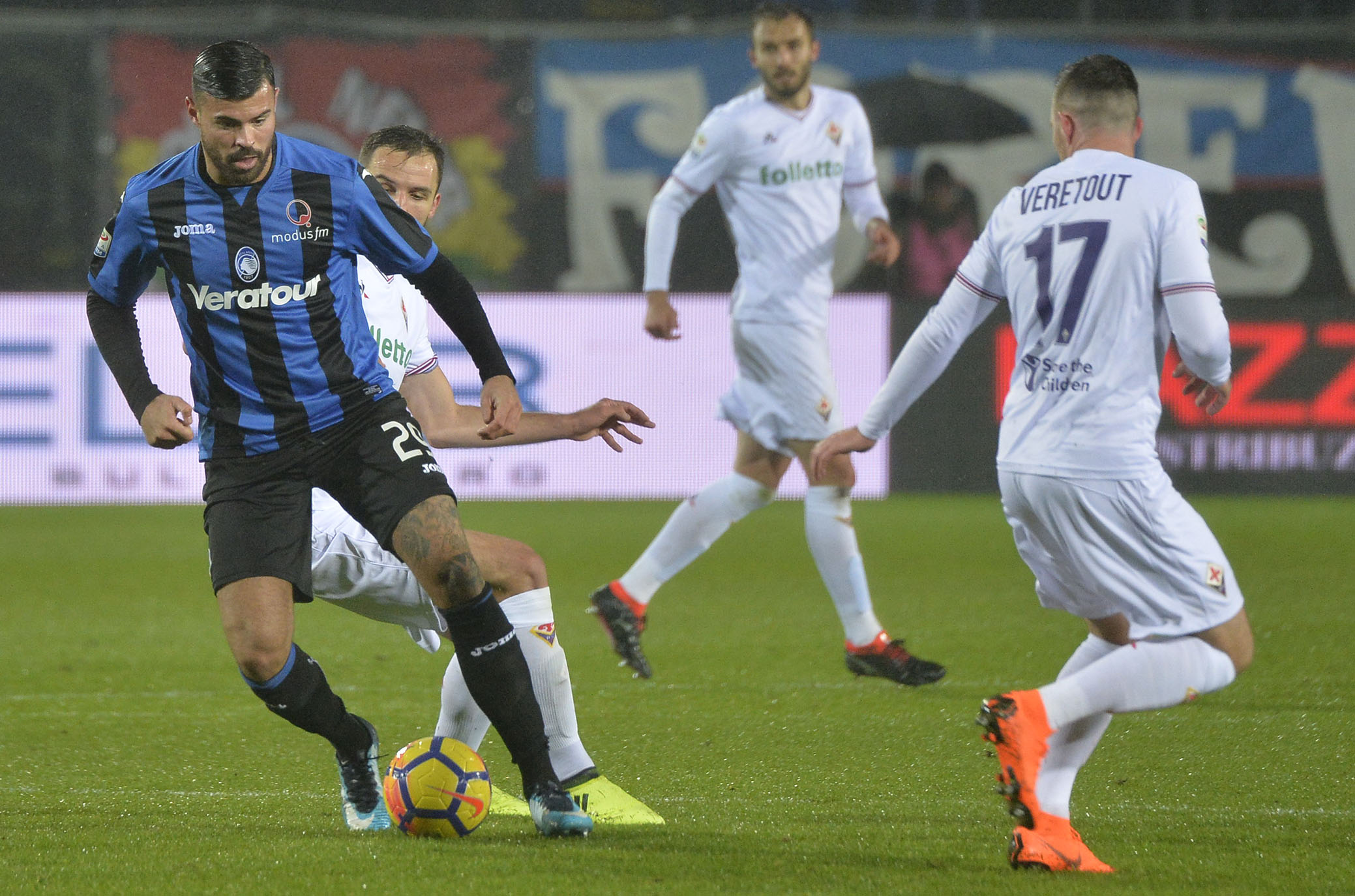 ATALANTA-FIORENTINA.18-02-18. MILAN BADELJ IN AZIONE CONTRO PETAGNA .SILPRESS