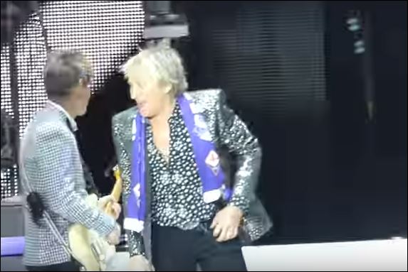 La Fiorentina non 'tira' più? Una grande rock star in concerto con sciarpa viola (VIDEO)