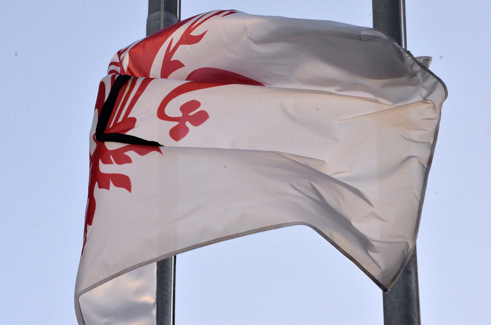 Lutto cittadino: bandiere a mezz’asta e saracinesche giù alle 13. Nelle scuole 10' di riflessione