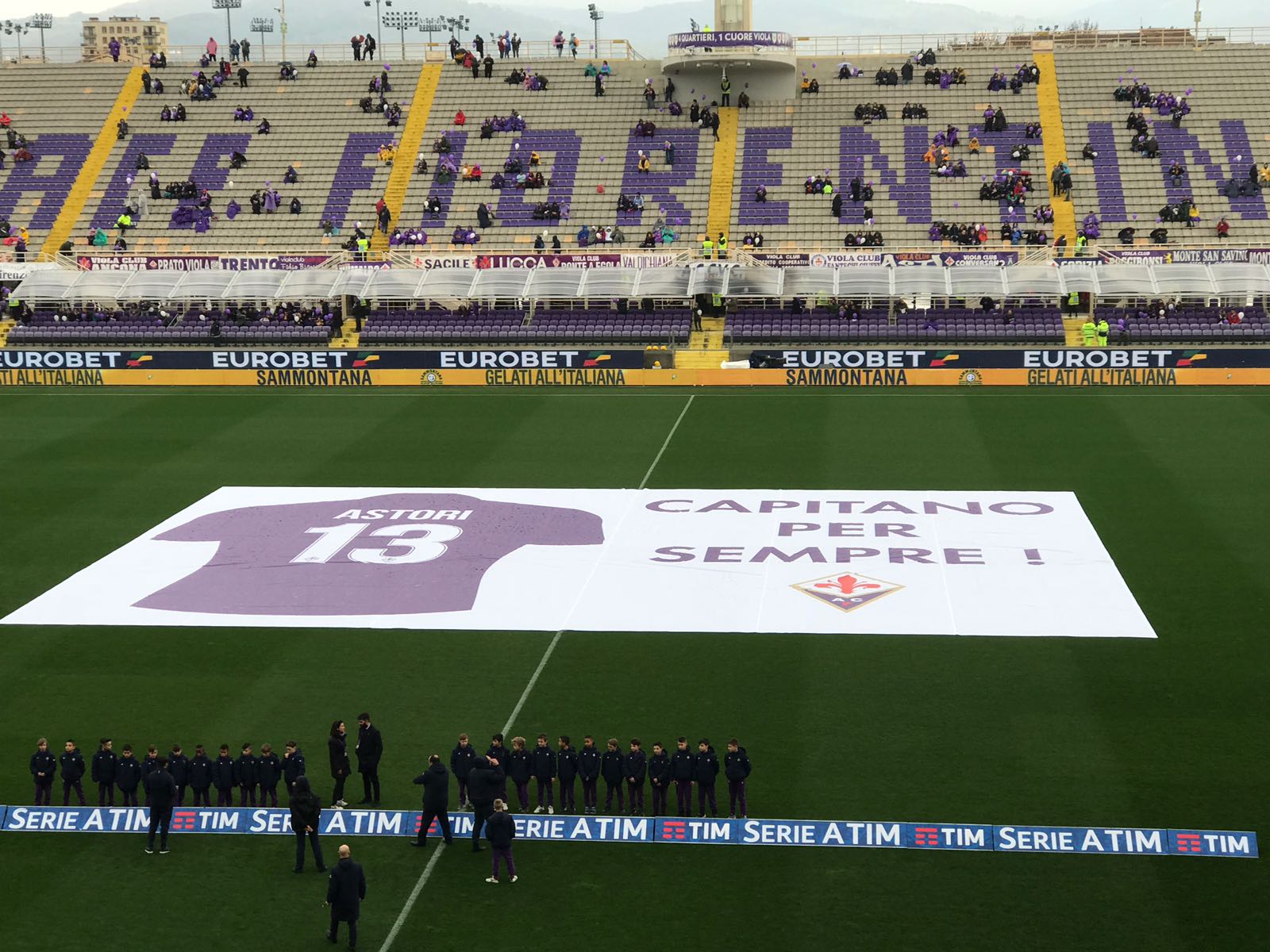 Gli striscioni per Davide. Uno in mezzo al campo, l'altro in curva (FOTO)